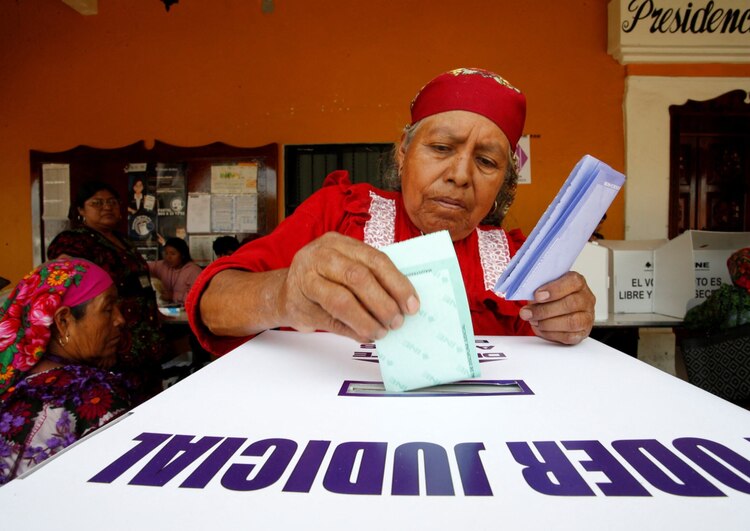 Una mujer emite su voto en San Bartolomé Quialana, Oaxaca.