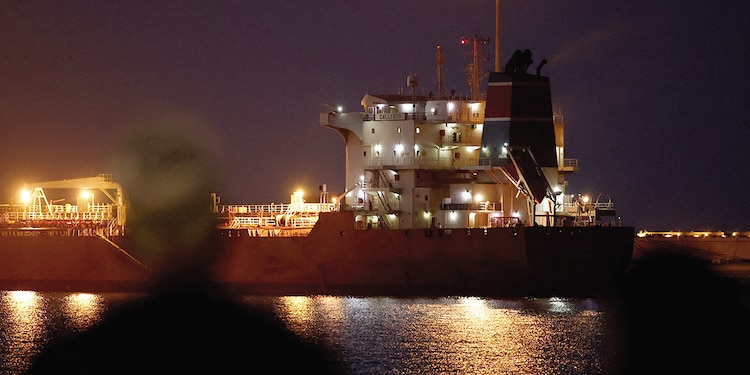 El petrolero Callisto está anclado en Port Sultan Qaboos, en Muscat, Omán, ayer.