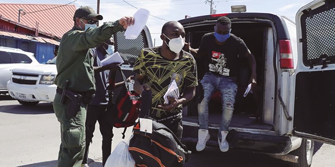 Agentes migratorios trasladan a haitianos en septiembre pasado.