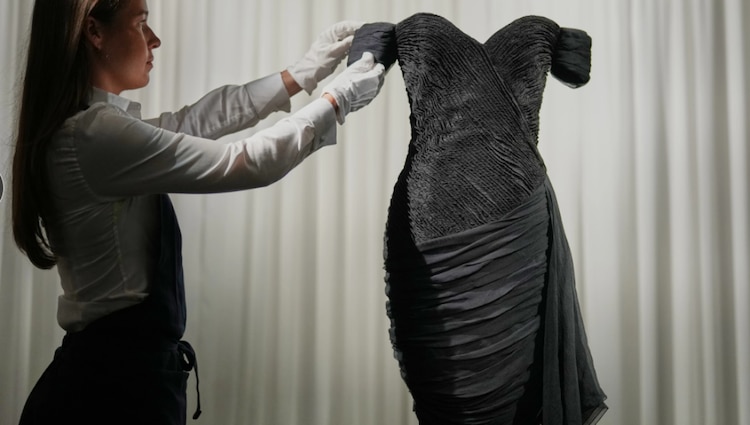 El vestido usado por la princesa Diana y diseñado por Christina Stambolian, es presentado por el personal de la casa de subastas Sotheby's en Londres, el viernes 18 de septiembre de 2026
