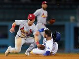 Cody Bellinger, Dodgers, a la derecha, roba la segunda base antes de un tiro a Tommy Edman, segunda base de los Cardinals.