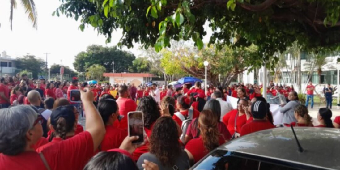 Profesores inconformes afuera de la sede estatal del SNTE, ayer.