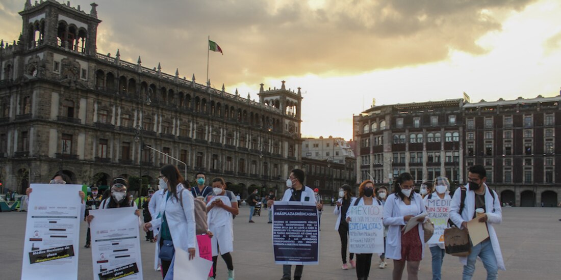 Médicos residentes, protestaron el martes frente a Palacio Nacionales.
