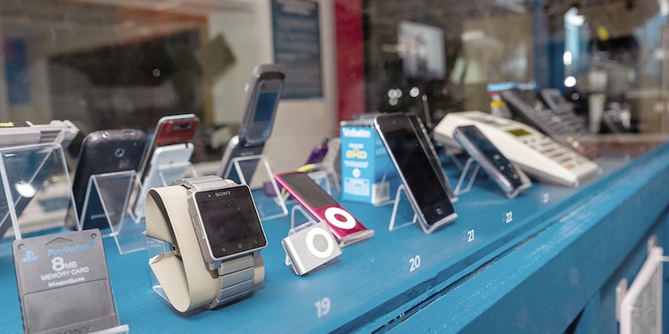 Relojes digitales y los primeros ipods son exhibidos.