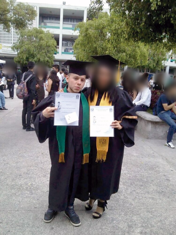 Alexis, quien posa en la imagen junto a una amiga, tenía 23 años y cursaba el segundo año de la carrera de Derecho en la UNAM cuando una bala terminó con su sueño de sacar a su familia de la zona en la que vivían.