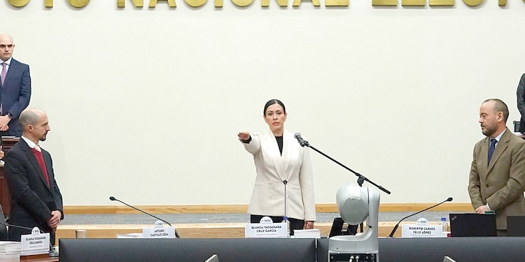 La consejera Blanca Cruz, ayer, al rendir protesta como titular del INE