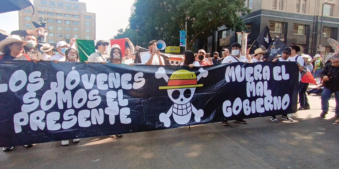Manifestantes de la Generación Z al congregarse ayer para realizar la Marcha Nacional del Silencio por la Paz en la CDMX.