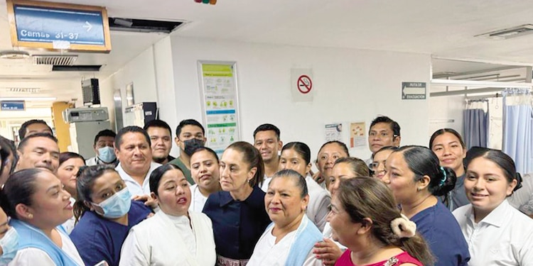 Claudia Sheinbaum, ayer al visitar a los lesionados en los hospitales en Oaxaca.