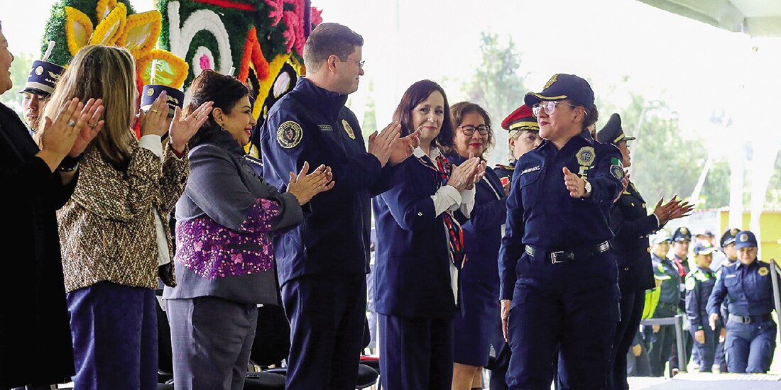 Clara Brugada, Pablo Vázquez y otras autoridades aplauden, ayer, a policías.