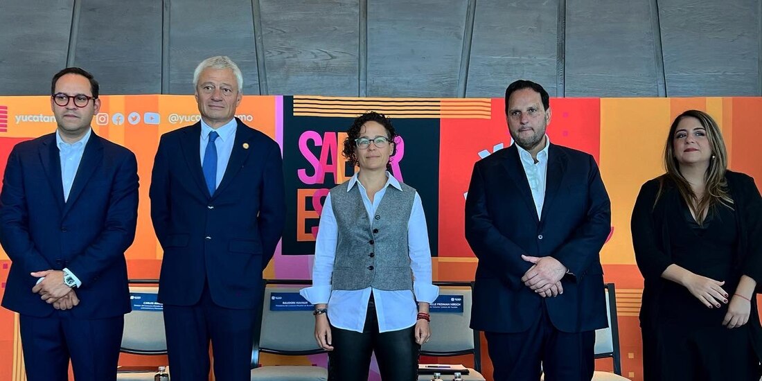 La secretaria de Fomento Turístico estatal, Michelle Fridman (centro), ayer, en la presentación del evento “Sabores de Yucatán”, en la capital del país.