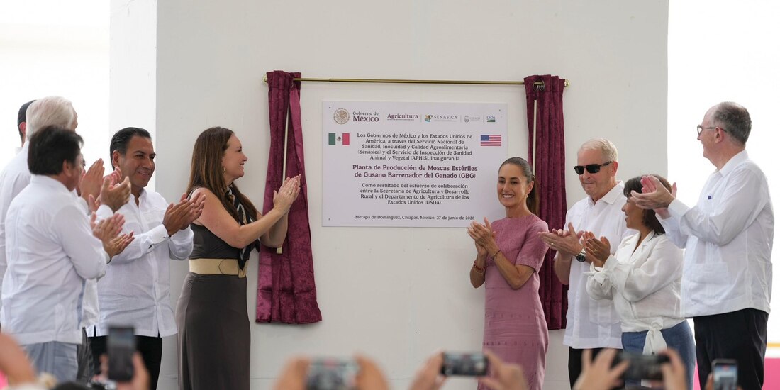Al centro, la presidenta de México, Claudia Sheinbaum (der.), y la secretaria de Agricultura de EU, Brooke Rollins (izq.).