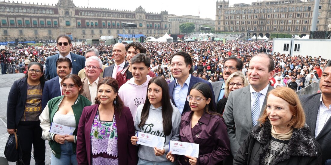 Clara Brugada y Mario Delgado, al entregar las becas en el Zócalo, ayer.