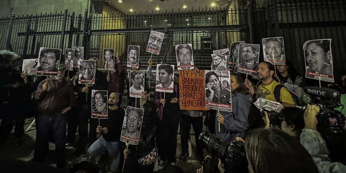 Periodistas de distintos medios de comunicación se congregaron afuera de Gobernación para exigir esclarecimiento e investigación adecuada sobre el asesinato de comunicadores