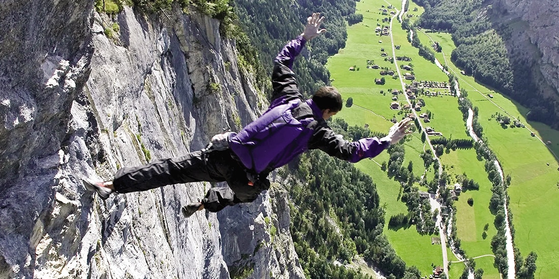 Dean Potter en pleno vuelo, desafiando la gravedad mediante el free base.