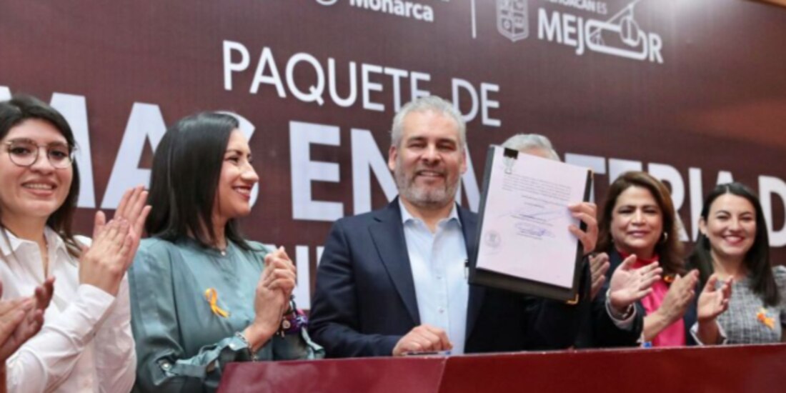 Alfredo Ramírez Bedolla tras firmar la propuesta, ayer, en Morelia.