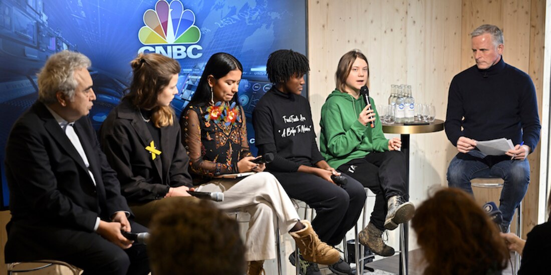 Greta Thunberg (con el micrófono), en un encuentro con luchadoras climáticas en Suiza, ayer.