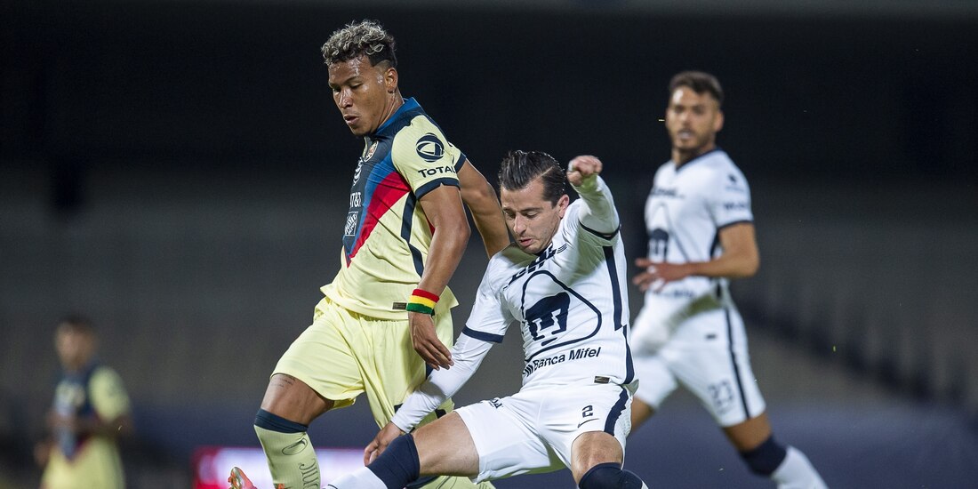 Una acción del duelo entre Pumas y América de la Liga MX