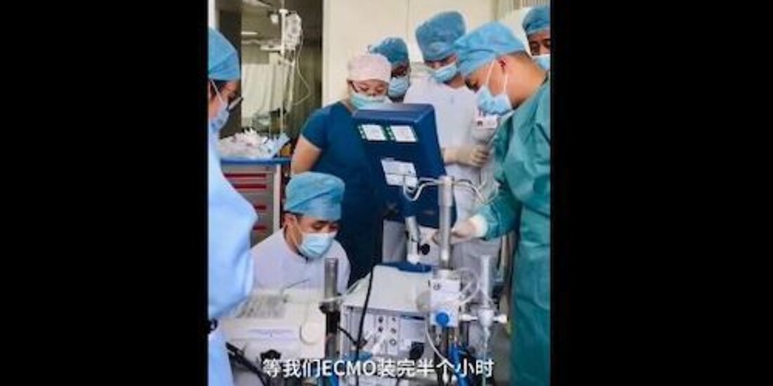 Captura del video por el que se viralizó la historia, publicado en la red social Weibo.