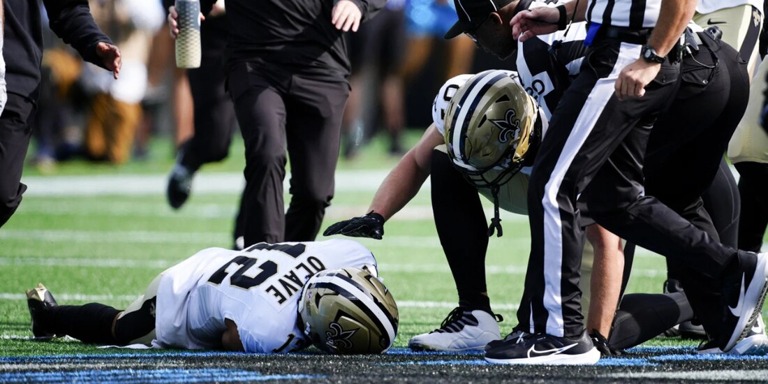 El receptor abierto de los New Orleans Saints, Chris Olave sufre conmoción en la primera mitad del partido contra los Carolina Panthers