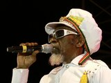 A diferencia de sus amigos, Bunny Wailer salía poco de gira, se quedó en Jamaica