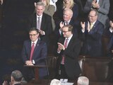 Republicanos ovacionan a Mike Johnson, tras ser elegido como líder de la Cámara baja, ayer.