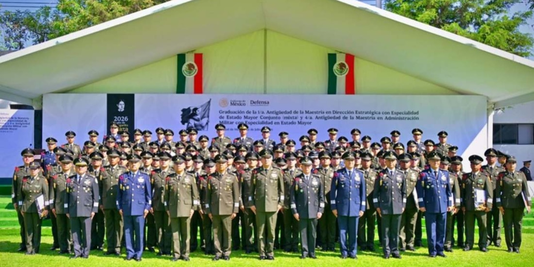 El Subsecretario de la Defensa Nacional, General Enrique Martínez López, entregó las constancias a los oficiales graduados.