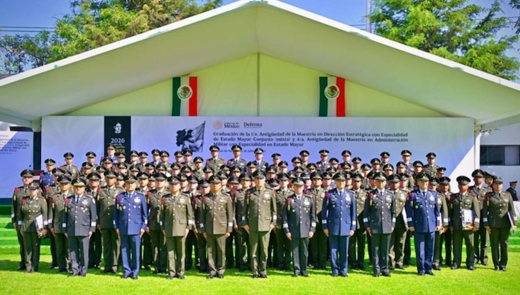 El Subsecretario de la Defensa Nacional, General Enrique Martínez López, entregó las constancias a los oficiales graduados.