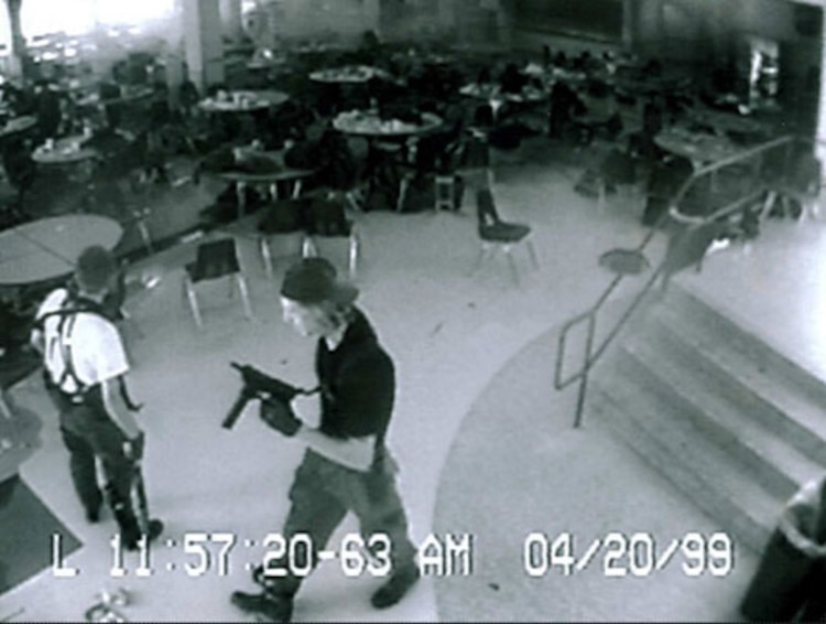Imagen más conocida de la Masacre de Columbine, ocurrida el 20 de abril de 1999.