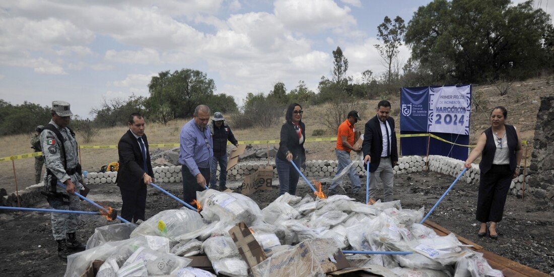 Autoridades capitalinas y federales, al incinerar 51 mil dosis de droga el pasado 17 de junio.