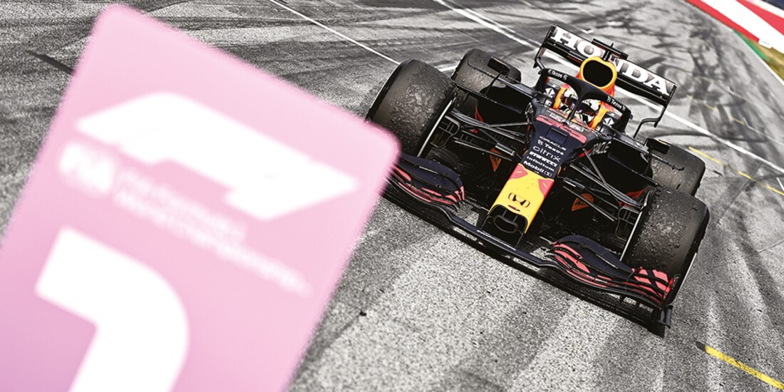 Max al momento de llegar, ayer, a los pits después de cruzar el Gran Premio de Austria en primer lugar.