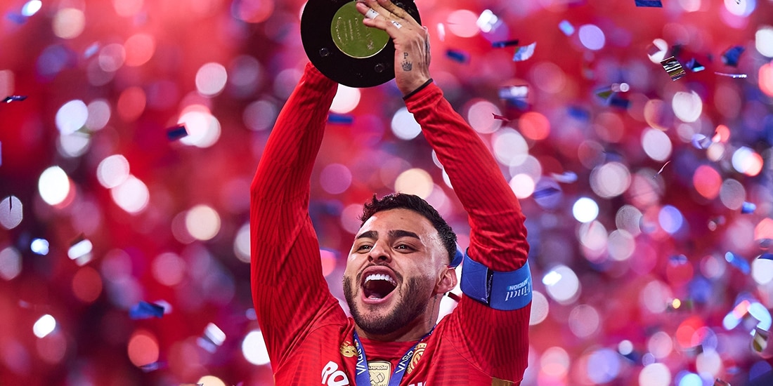 Alexis Vega levanta el trofeo que ganó con el Toluca el domingo