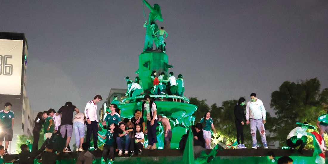 Aficionados escalan la estatua de la Diana Cazadora en Reforma, el 18 de junio.