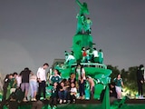 Aficionados escalan la estatua de la Diana Cazadora en Reforma, el 18 de junio.