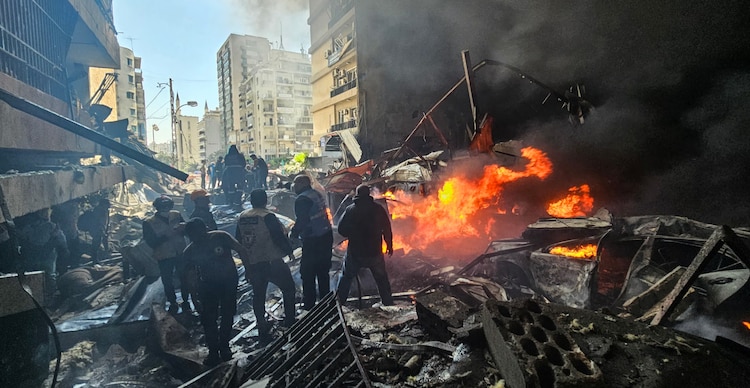 Personal de emergencias permanece entre los escombros en el lugar de un ataque aéreo israelí en el barrio de Corniche al-Mazraa de Beirut el 8 de abril de 2026