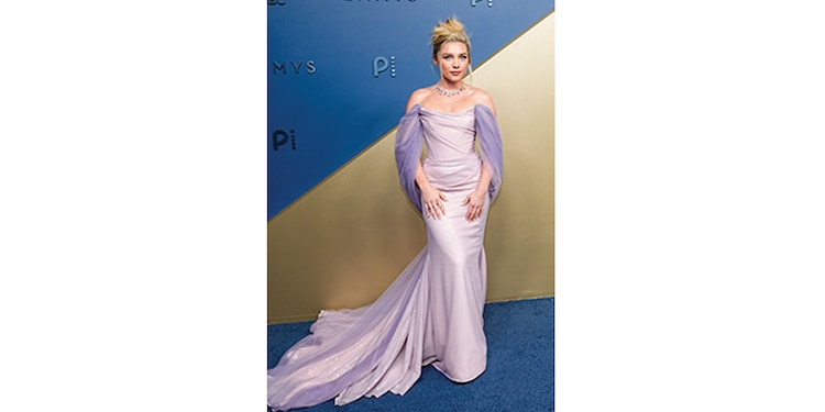 Florence Pugh apostó por una silueta morada.