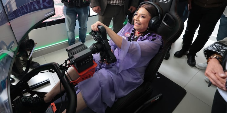 Clara Brugada en el simulador de Fórmula 1, ayer, en la nueva Utopía.