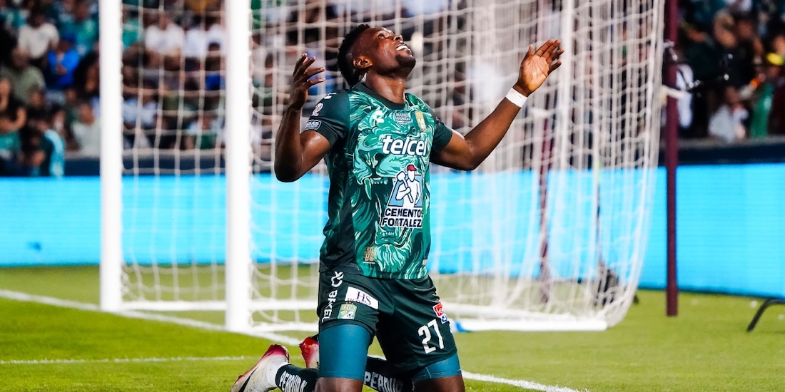 Diber Cambindo celebra uno de sus goles en el triunfo de León sobre Real Salt Lake.
