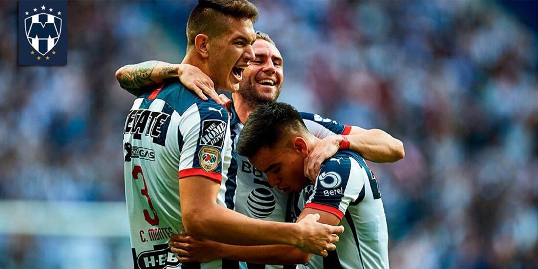 César Montes celebra una anotación con sus compañeros.