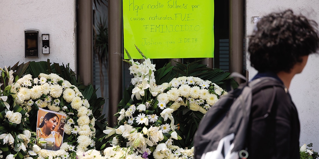 Un joven pasa frente a la ofrenda para Edith Guadalupe, el 21 de abril.
