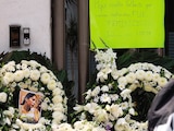 Un joven pasa frente a la ofrenda para Edith Guadalupe, el 21 de abril.
