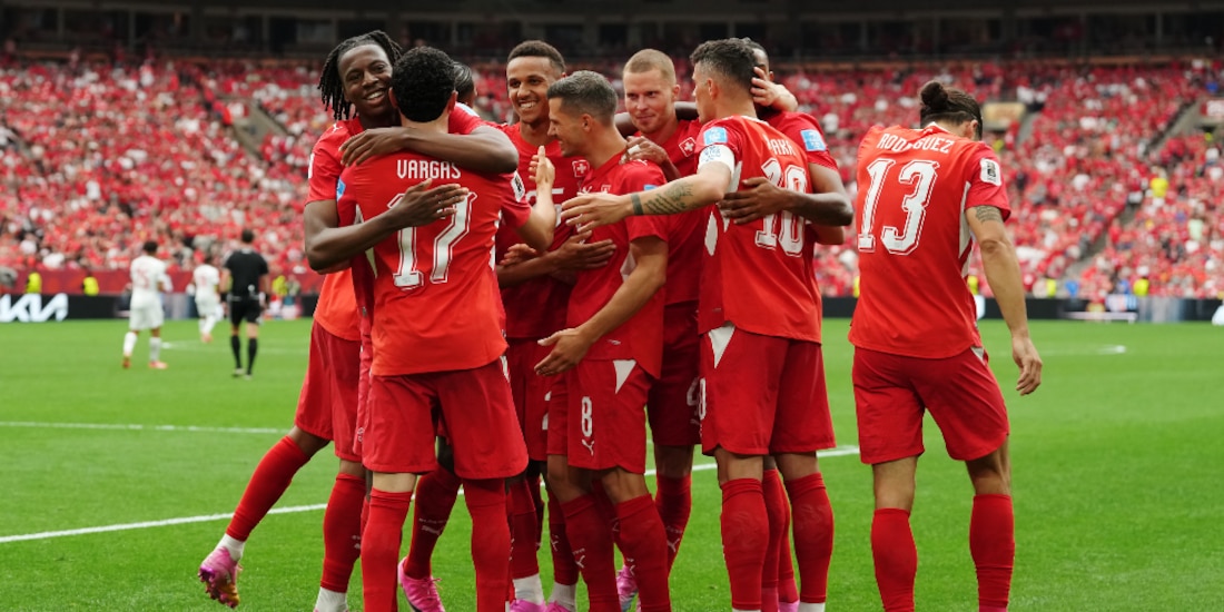 Jugadores suizos celebrando uno de los dos goles ante Canadá.