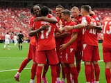 Jugadores suizos celebrando uno de los dos goles ante Canadá.