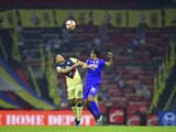 Richard Sánchez y Rafael Baca disputan el esférico en el América-Cruz Azul del pasado 17 de abril en el Estadio Azteca.