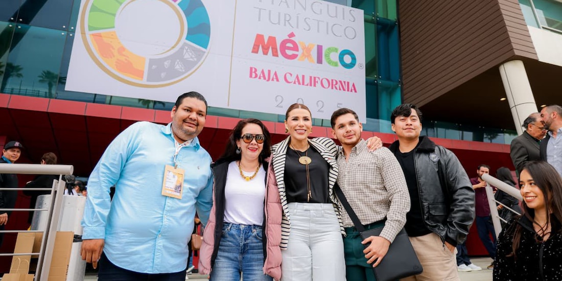 Al centro, la gobernadora de Baja California, Marina del Pilar.