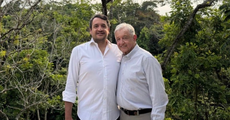 Andrés Manuel López Beltrán junto a su padre, Andrés Manuel López Obrador.