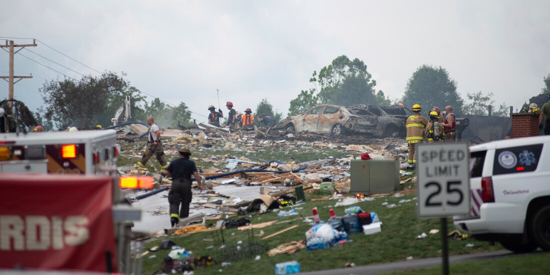 Policía y servicios de emergencia realizan tareas de búsqueda tras la explosión en una zona residencial en Plum, Penilvania, el sábado 12 de agosto de 2023