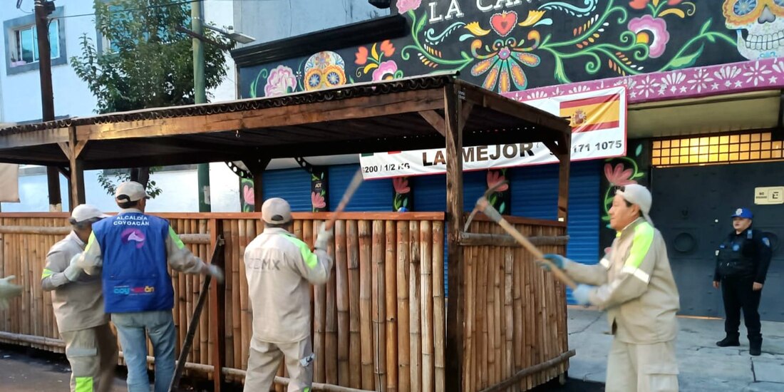 Personal de Coyoacán retira mobiliario instalado sin permiso sobre banquetas.