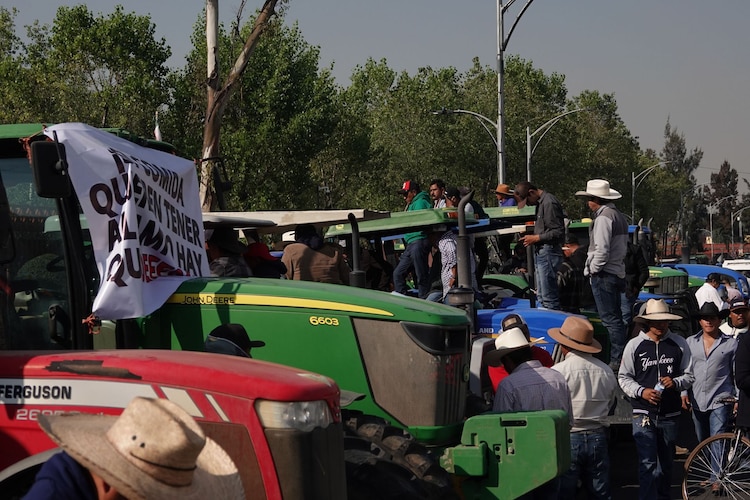 Campesinos arribaron en tractores y camiones a las inmediaciones de la Cámara de Diputados para protestar contra la llamada Ley de Aguas