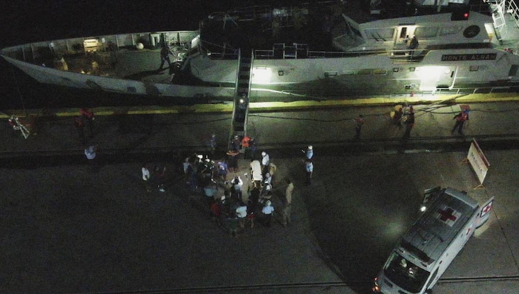 El sobreviviente fue trasladado a tierra firme para su desembarco en las instalaciones de la Décima Región Naval.