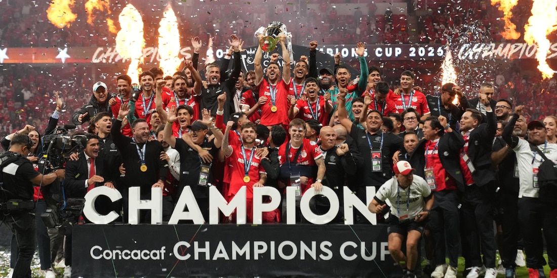 Jugadores del Toluca celebran con el trofeo de la Concacaf Champions Cup.
